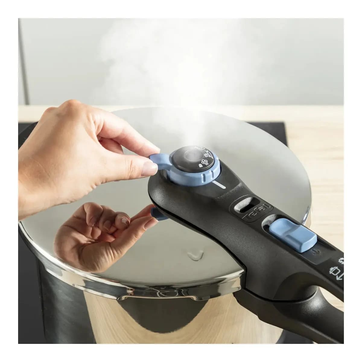 TEFAL Ekspres lonac Trendy Aqua Blue P2584301, Set 4L+6L, 2 programa kuhanja, Sigurnosni sistem u 5 tačaka, Svi izvori toplote uključujući indukciju