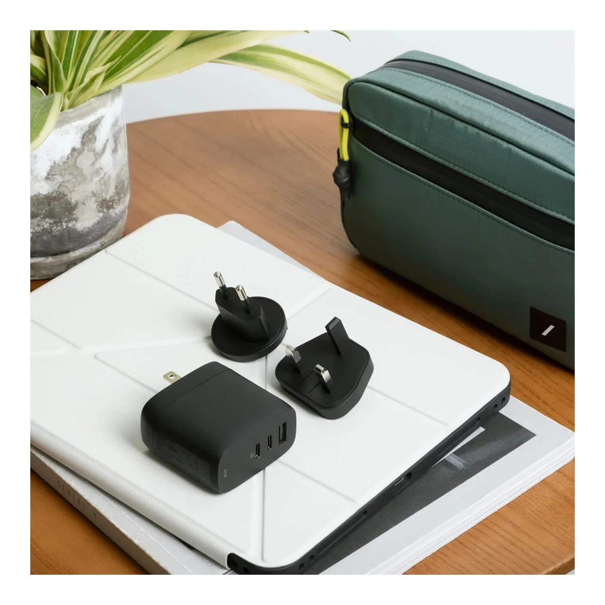 NATIVE UNION Punjač Fast GaN Charger, PD 67W, 2C1A, međunarodni, crni
