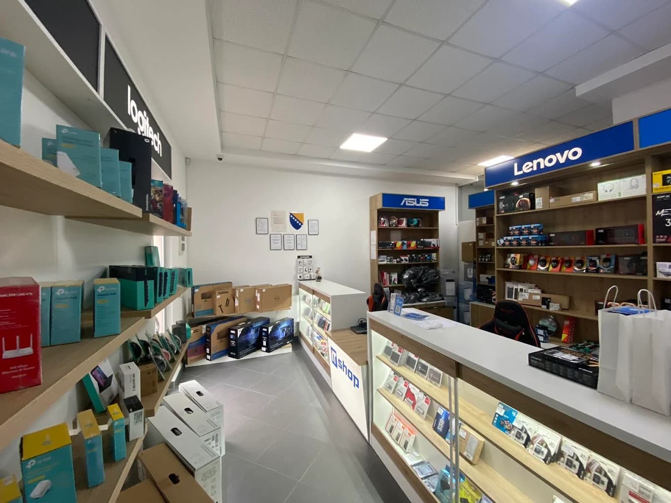 Unutrašnjost ABC Shop showrooma na Stupskoj bb u Sarajevu, police s Logitech, TP-Link, Lenovo i ASUS opremom